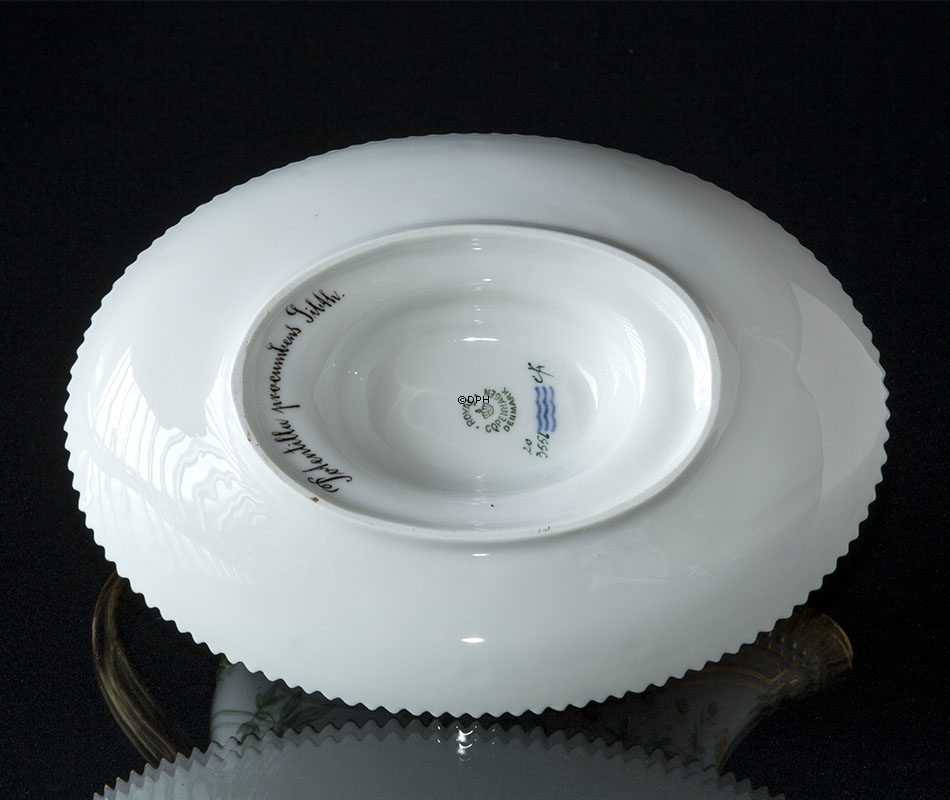 Flora Danica sauce boat on stand, capacity 35 cl, Royal Copenhagen