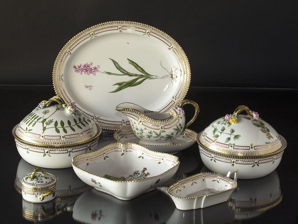 Flora Danica sauce boat on stand, capacity 35 cl, Royal Copenhagen