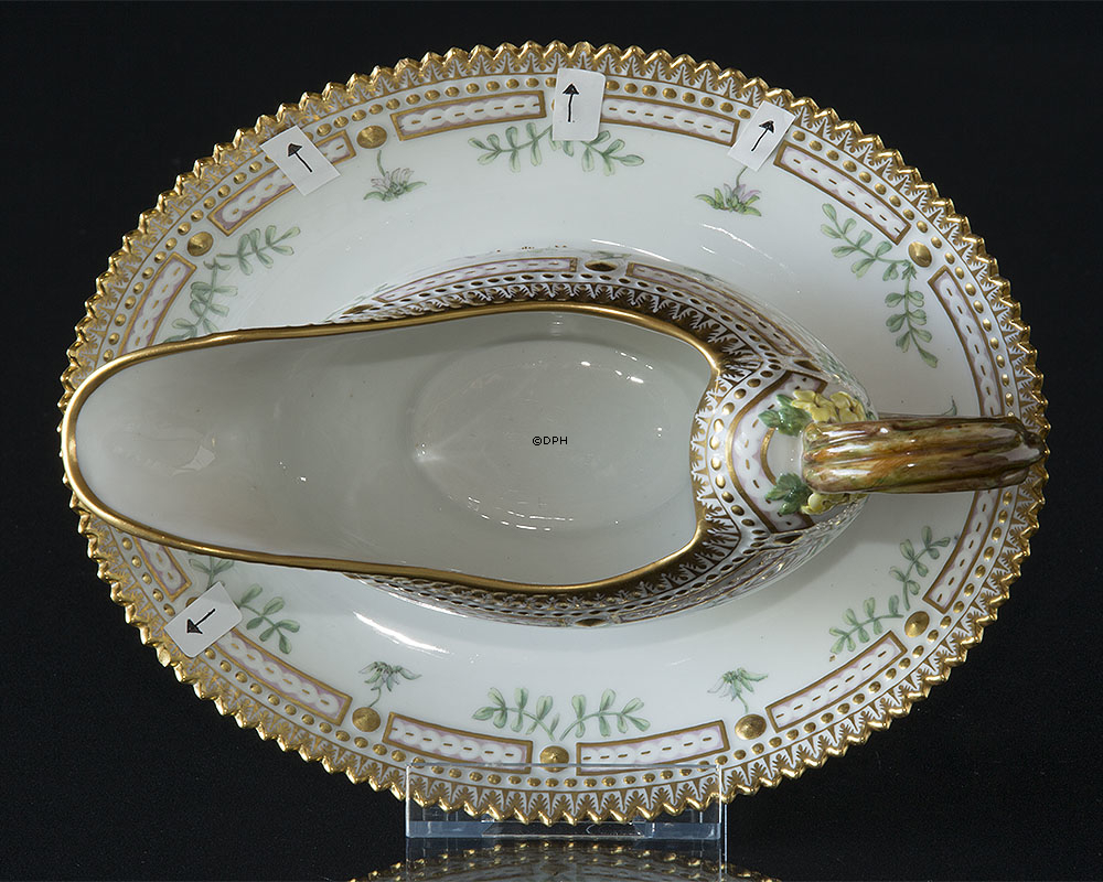 Flora Danica sauce boat on stand, capacity 35 cl, Royal Copenhagen