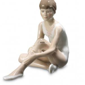 Sitting ballerina holding her knee, Royal Copenhagen figurine | No. 1249331 | DPH Trading