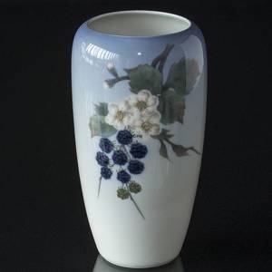 Vase with blackberries, Royal Copenhagen No. 288-1049 | No. 1288735 | Alt. R288-1049 | DPH Trading