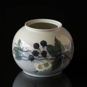 Vase with blackberry, Royal Copenhagen | No. 1288812 | Alt. R288-426 | DPH Trading