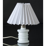 Pleated lamp shade of white chintz fabric, sidelength 15cm