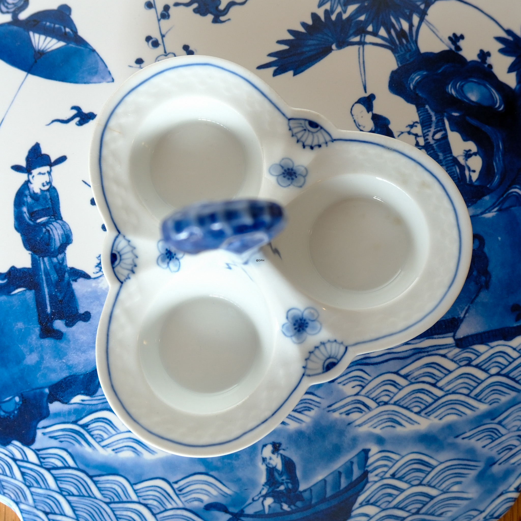 Empire holder til salt, peper og senneps (Plat de ménage nr. 52), Bing & Grøndahl