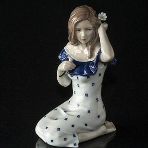 Young Lady with daisies in spotted dress, Karen, Royal Copenhagen figurine | No. 5021008 | DPH Trading