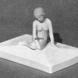 Woman on base, Bing & Grondahl figurine | No. B1554 | DPH Trading