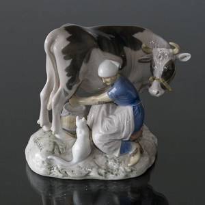 Milkmaid milking a cow while the cat looks on, Bing & Grondahl figurine no. 1021443 / 2017 | No. B2017 | Alt. 1021443 | DPH Trading