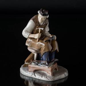 Shoemaker mending the shoes, Bing & Grondahl working man figurine No. 2228 | No. B2228 | DPH Trading