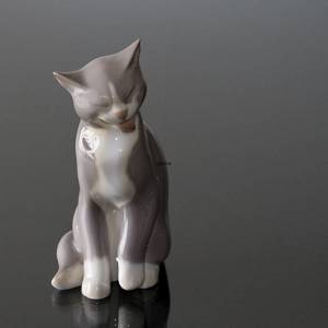 Cat sitting and cleaning itself, Bing & Grondahl cat figurine No. 2256 | No. B2256 | Alt. 1249138 | DPH Trading