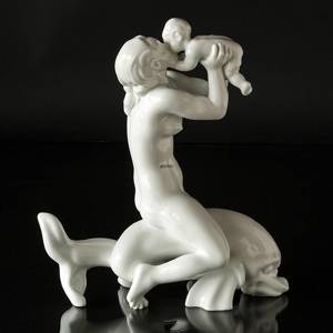 Woman kissing child, Bing & Grondahl figurine no. 57 | No. B4057 | Alt. B57 | DPH Trading