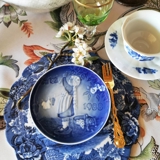 1988 Bing & Grondahl, Children's Day Plate Motif : The little girl's washing day Technique : underglazed