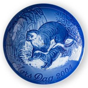 Otter with Cup 2004, Bing & Grondahl Mothers Day plate | Year 2004 | No. BM2004 | Alt. 1902704 | DPH Trading