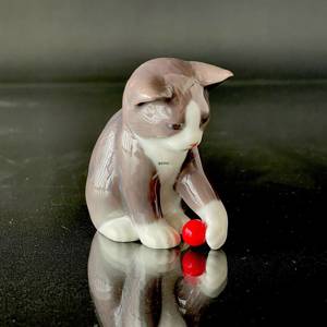 Cat Bing & Grondahl mothers day figurine (with damage the ball is missing) | Year 1994 | No. BMF1994 | Alt. 1916694 | DPH Trading