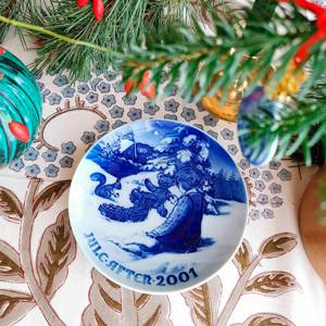 Playing in the snow 2001, Bing & Grondahl Christmas plate | Year 2001 | No. BX2001 | Alt. 1902201 | DPH Trading