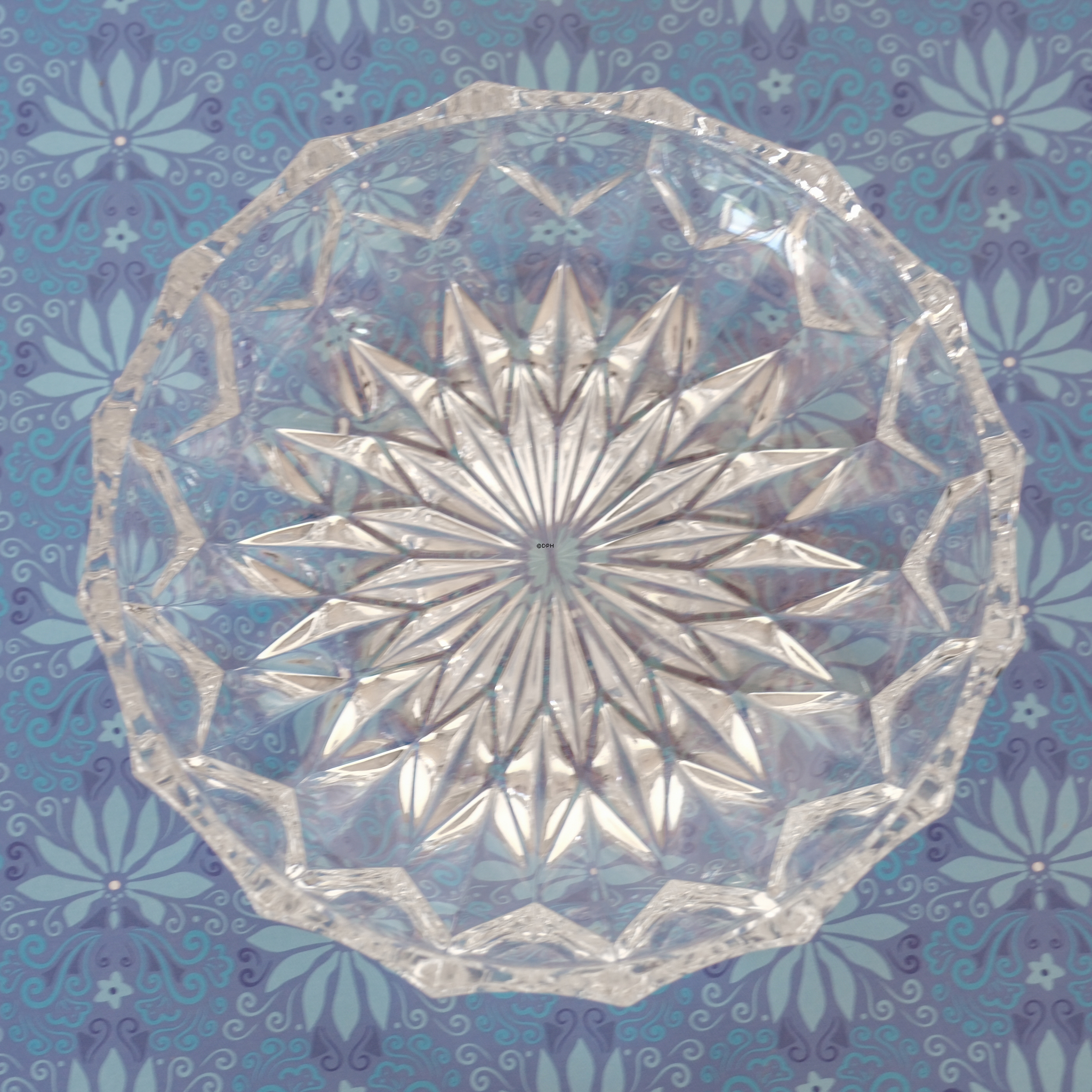 Cake plate in prism glass