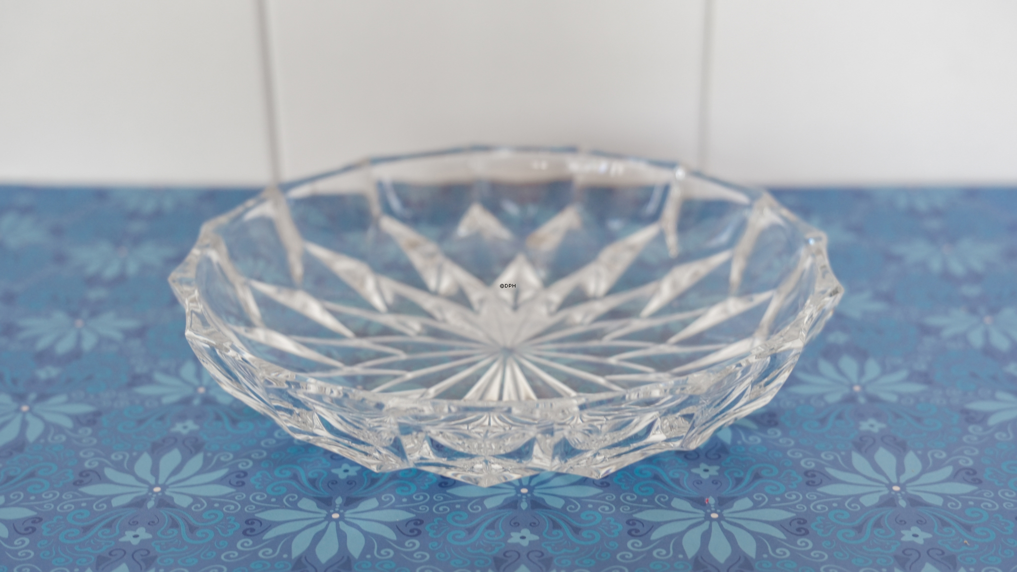 Cake plate in prism glass