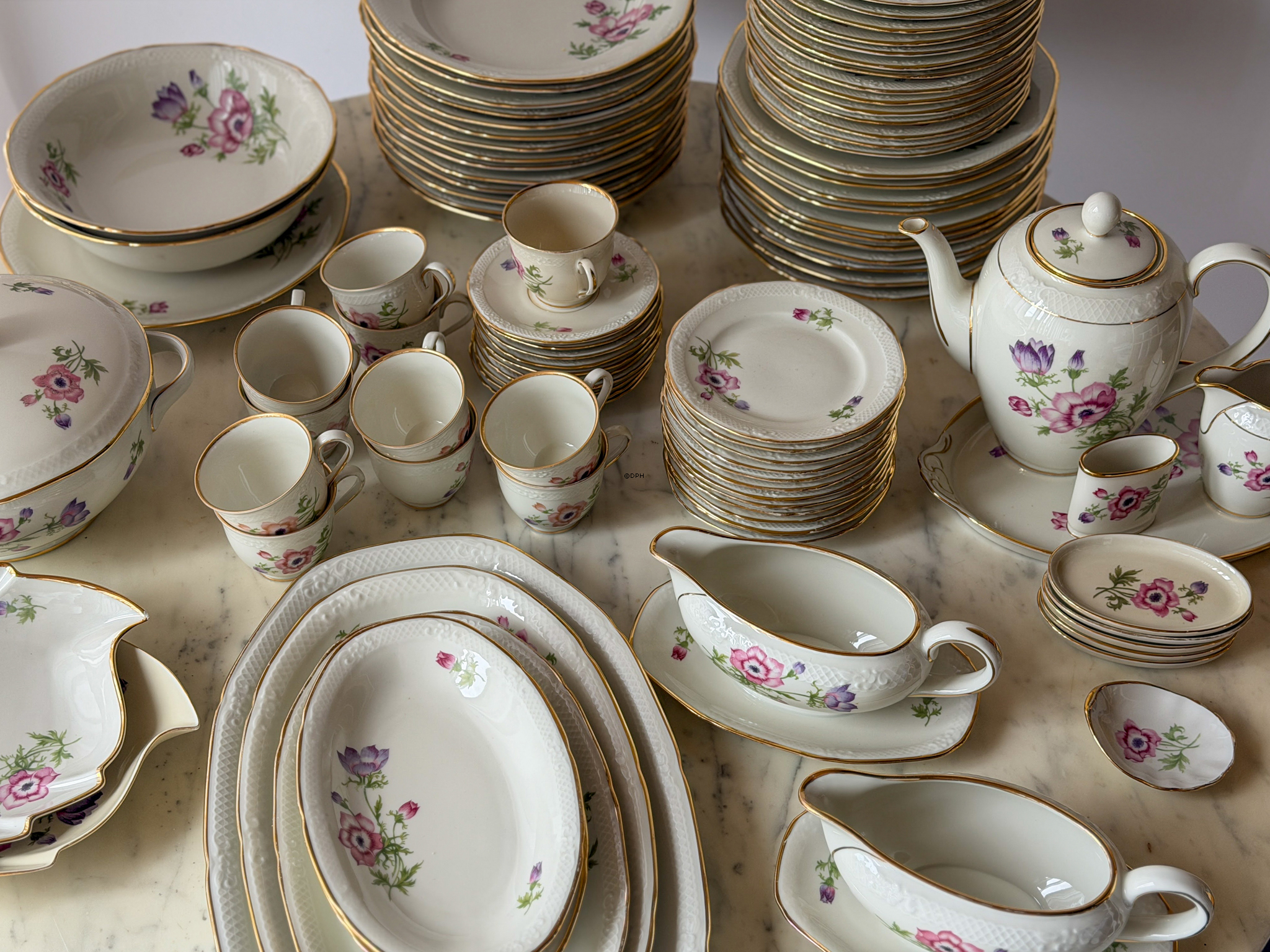 Floral coffee and dinner service from Kongens Lyngby / Copenhagen - Set of 96 pieces
