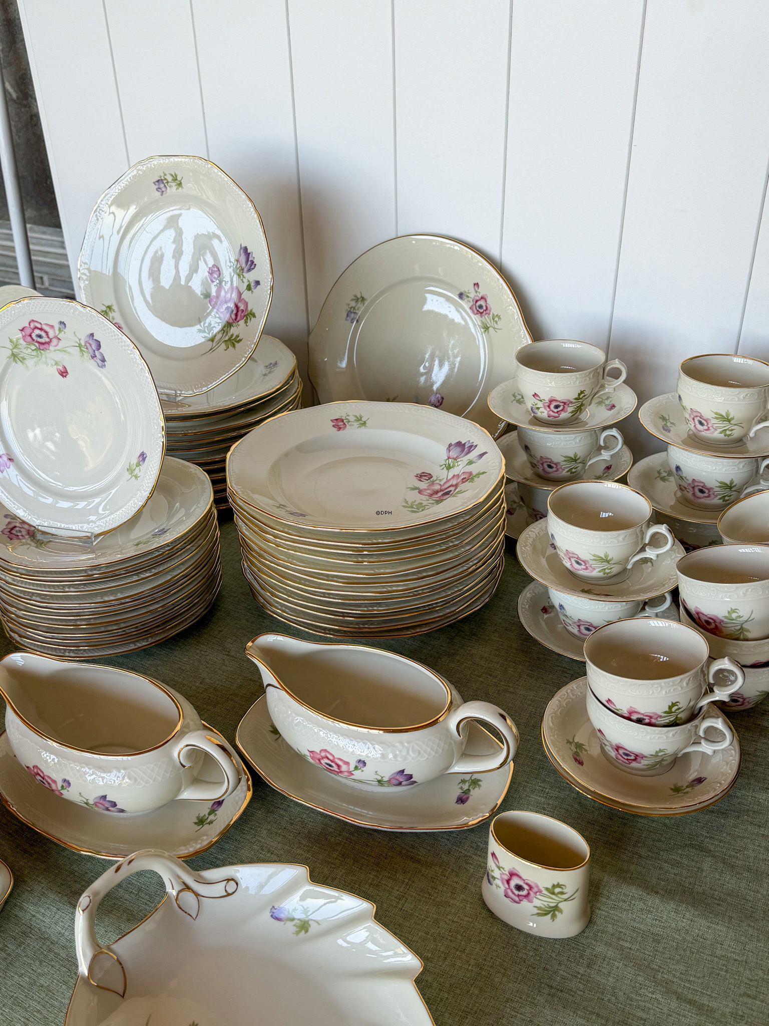 Floral coffee and dinner service from Kongens Lyngby / Copenhagen - Set of 88 pieces