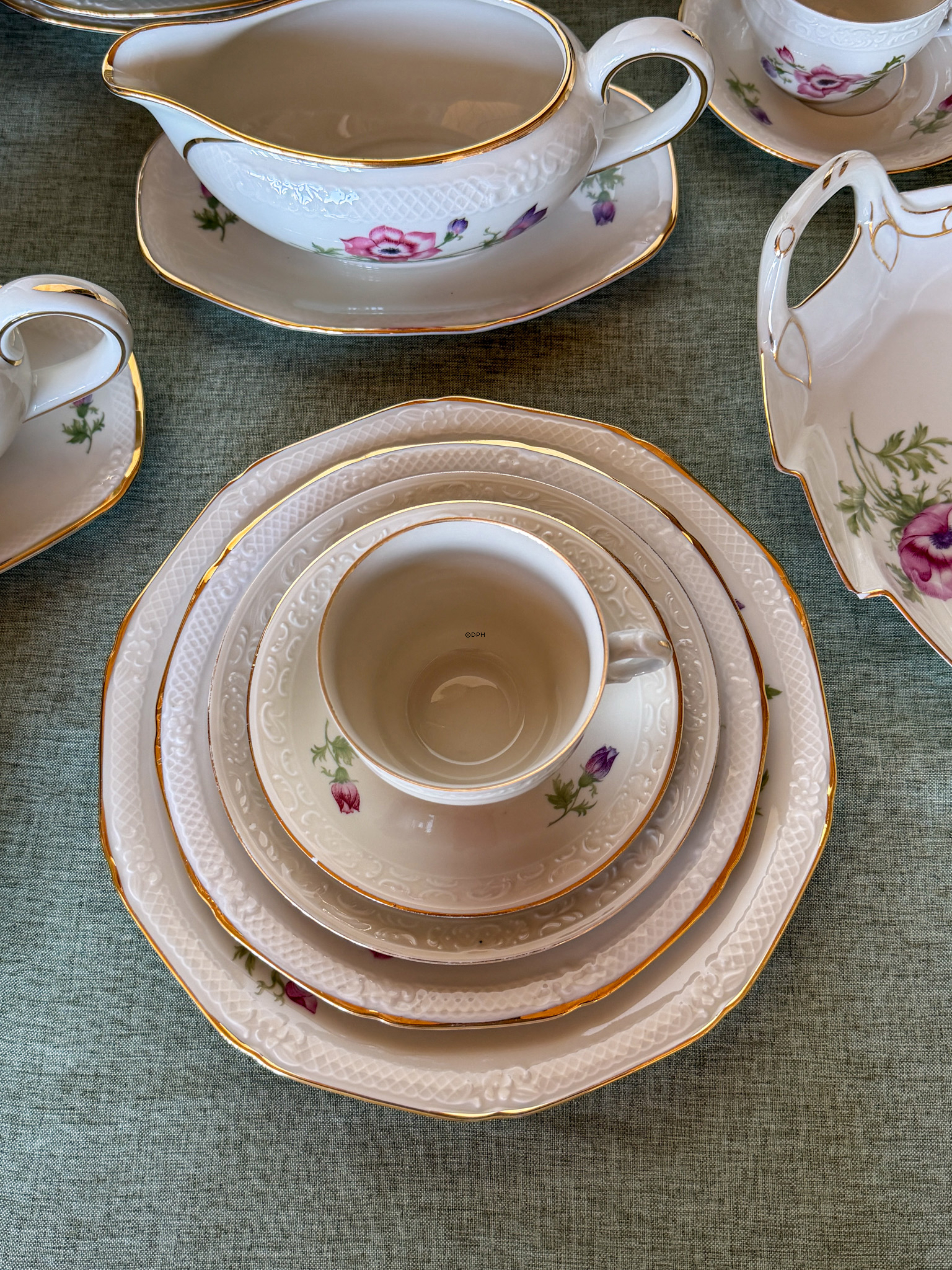 Floral coffee and dinner service from Kongens Lyngby / Copenhagen - Set of 88 pieces