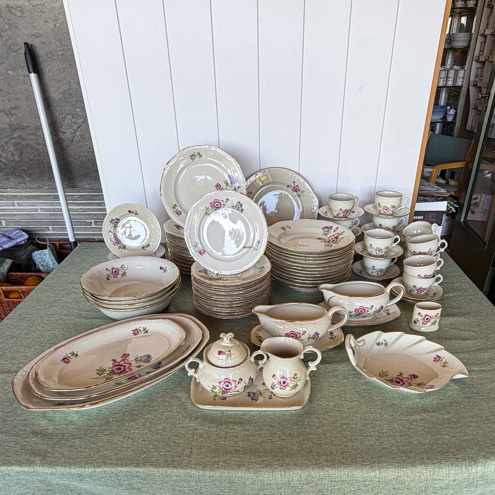 Floral coffee and dinner service from Kongens Lyngby / Copenhagen - Set of 88 pieces