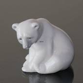 Lladro seated polar bear 8 cm