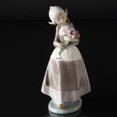 Lladro figurine Girl with Flowers, Height 26 cm