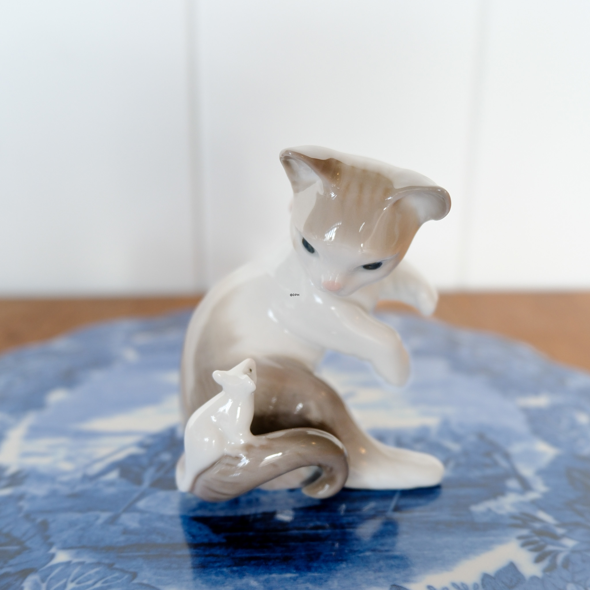 Lladro Figurine no. 5236, Cat and mouse
