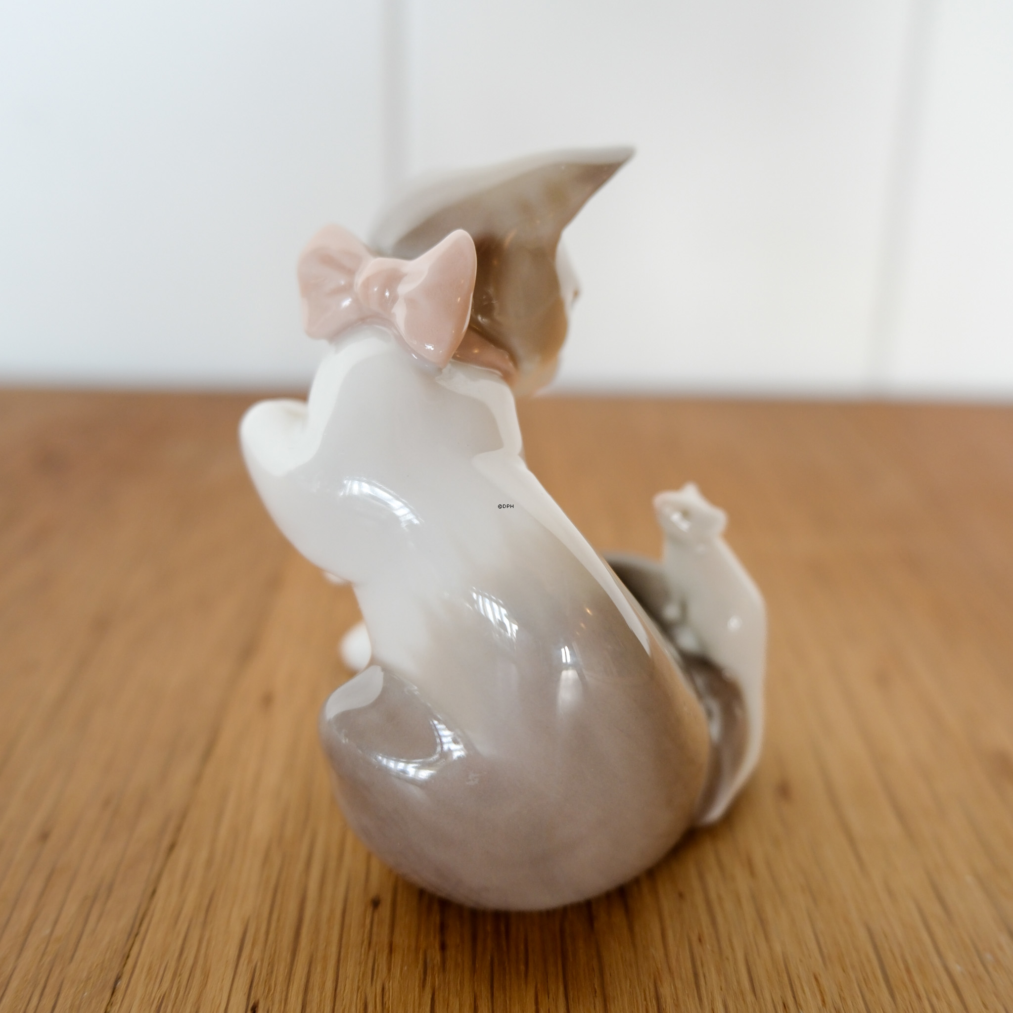 Lladro Figurine no. 5236, Cat and mouse