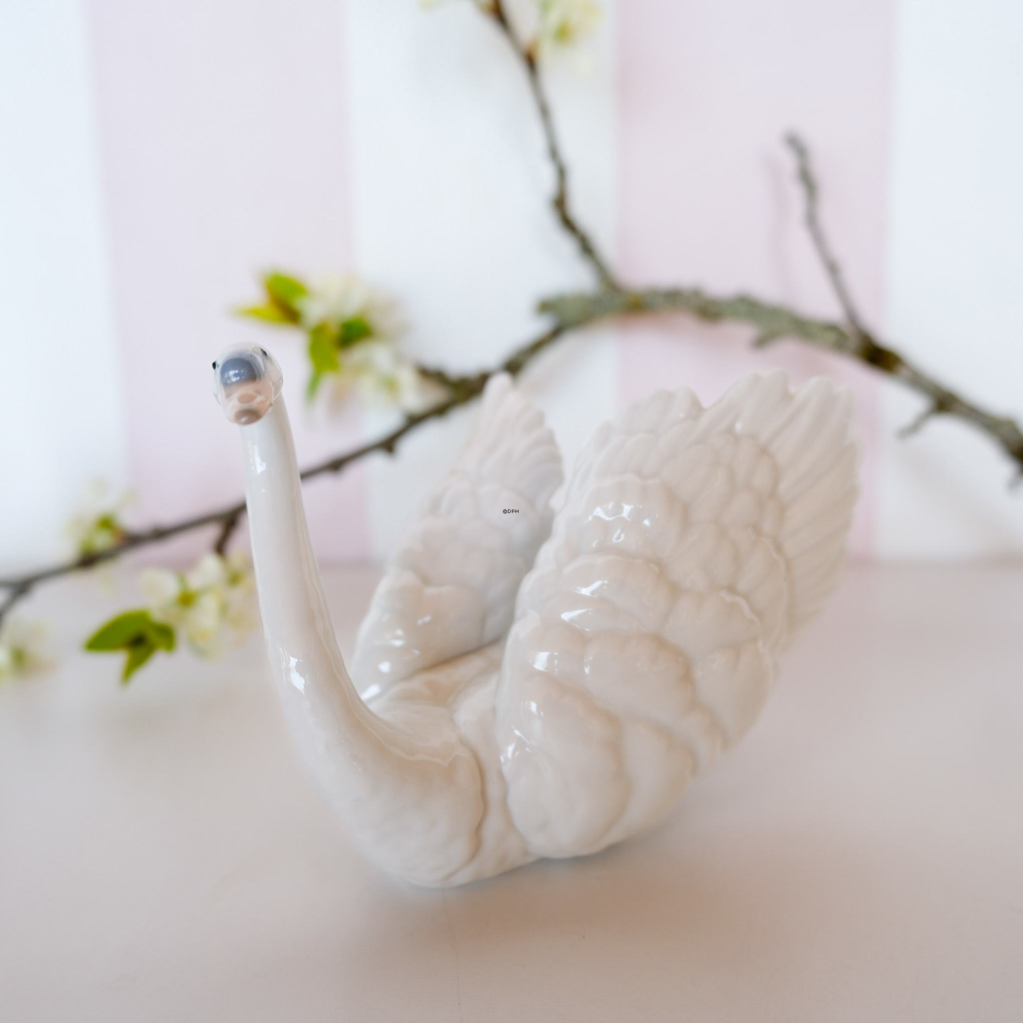 Lladro Figurine no. 6175, Swan with outstretched wings