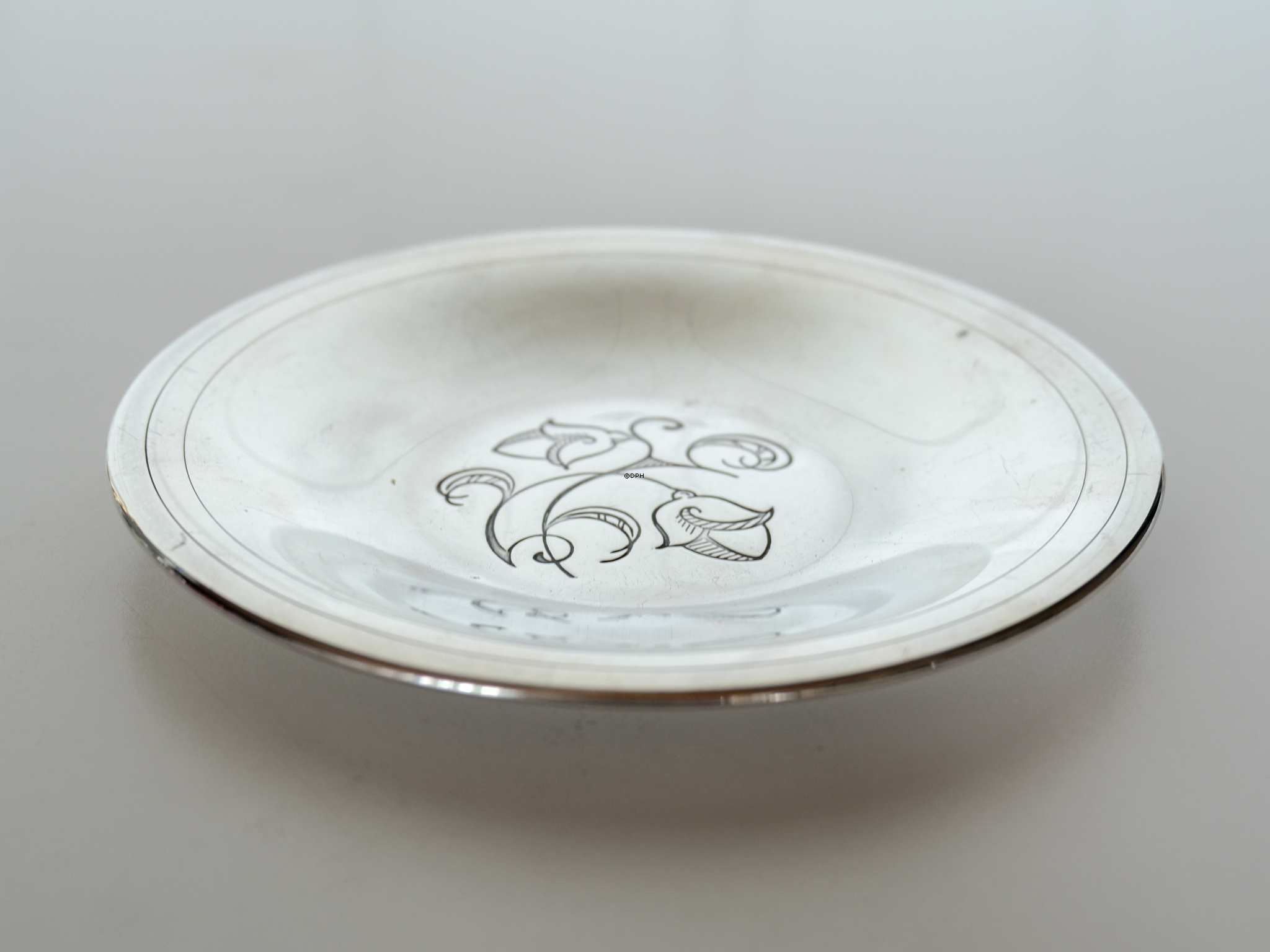 Decorative tray with floral motif in the center 16 cm