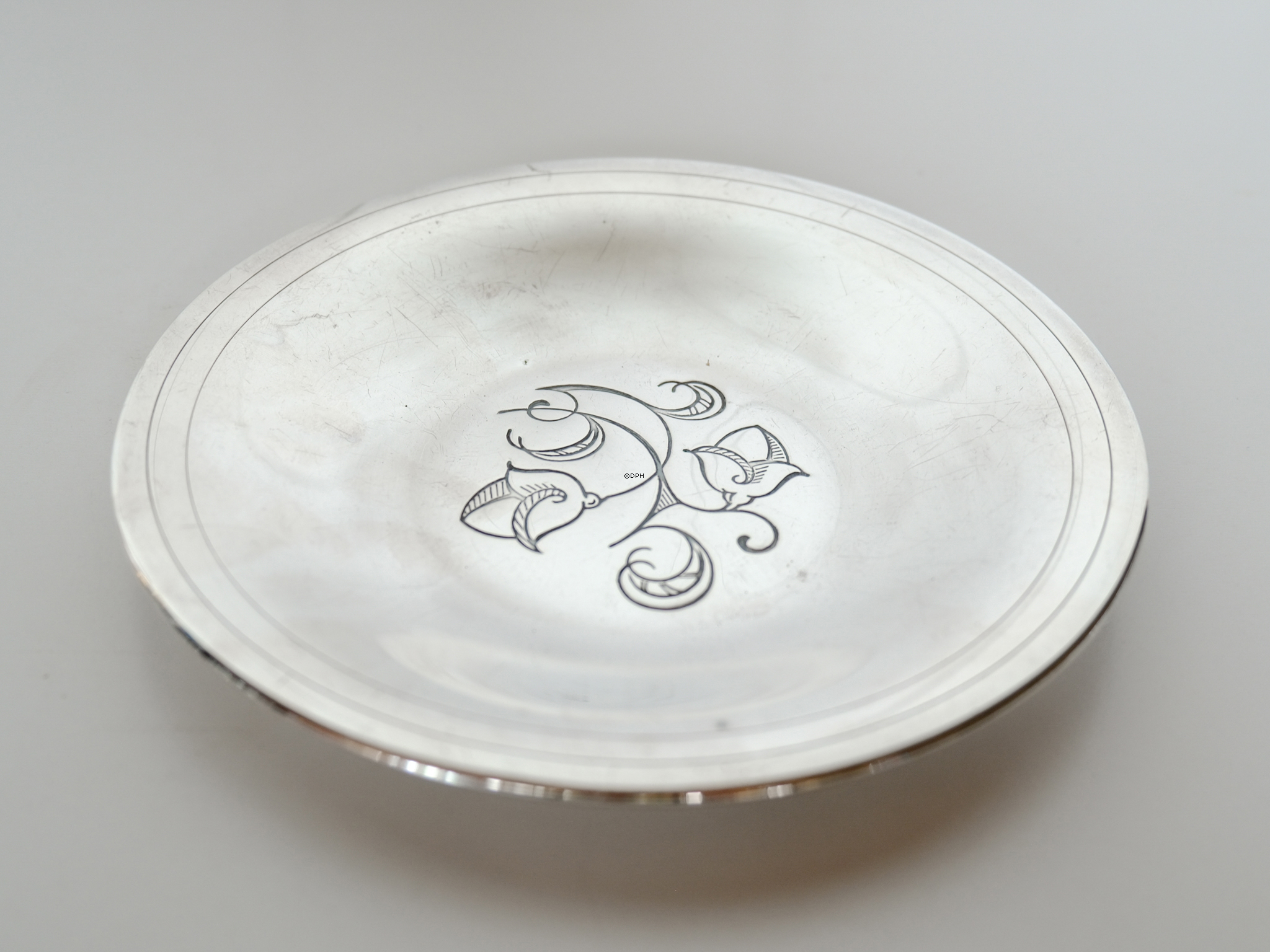 Decorative tray with floral motif in the center 16 cm