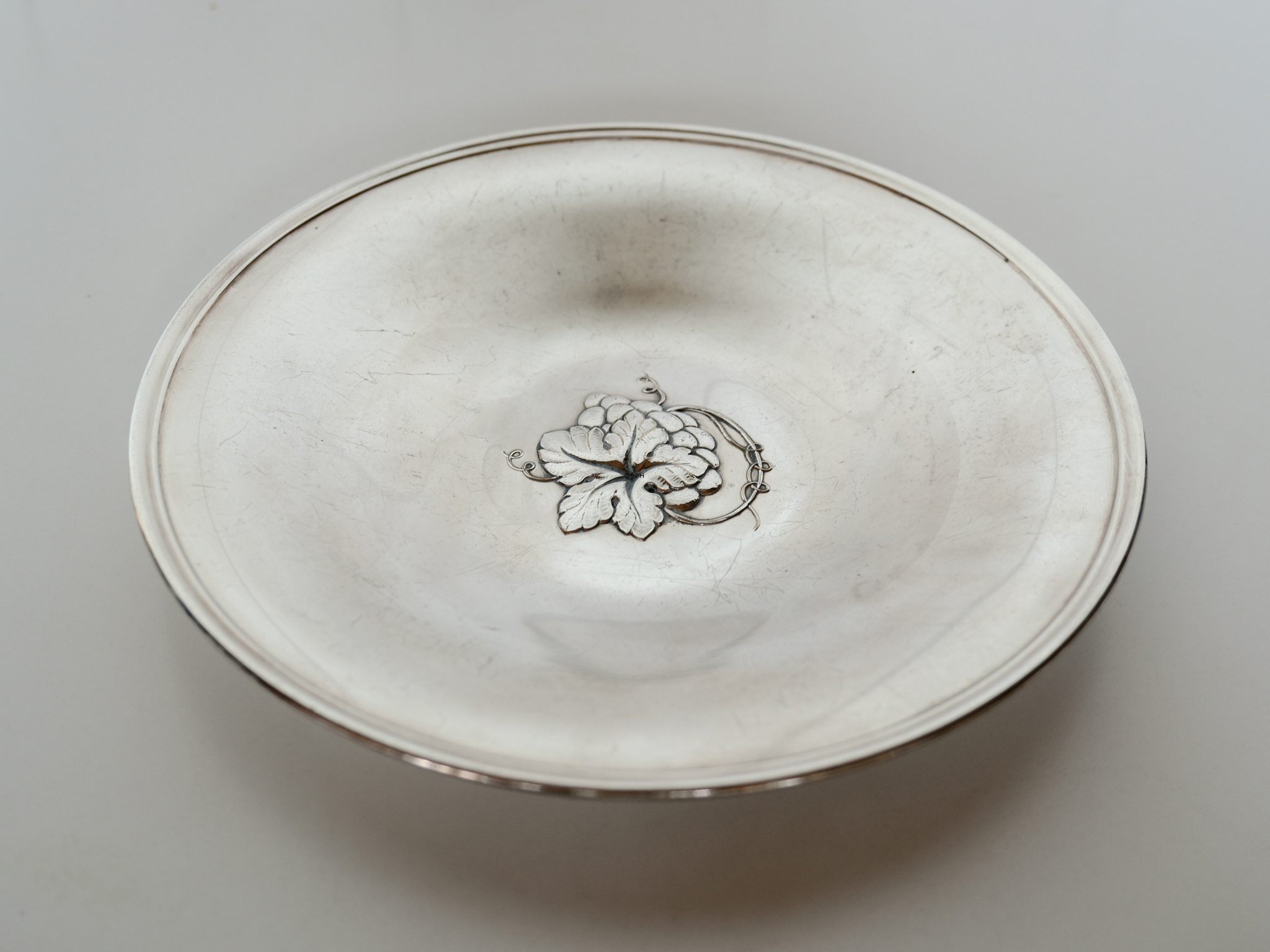 Silver-coloured tray with flowers in the center, 23 cm