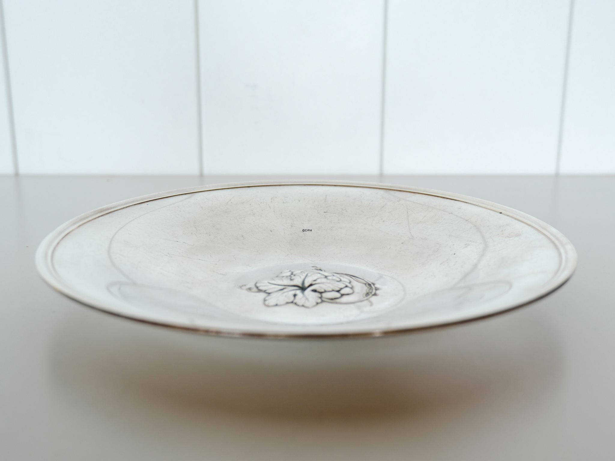 Silver-coloured tray with flowers in the center, 23 cm