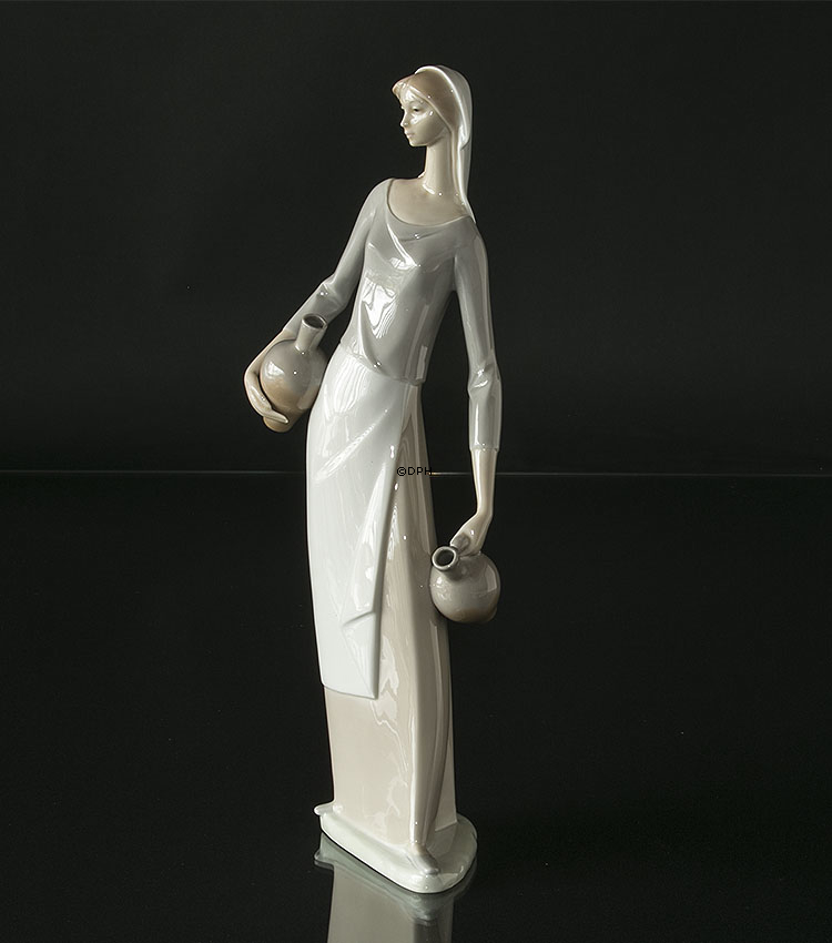 Lladro Nao figurine of woman with pottery