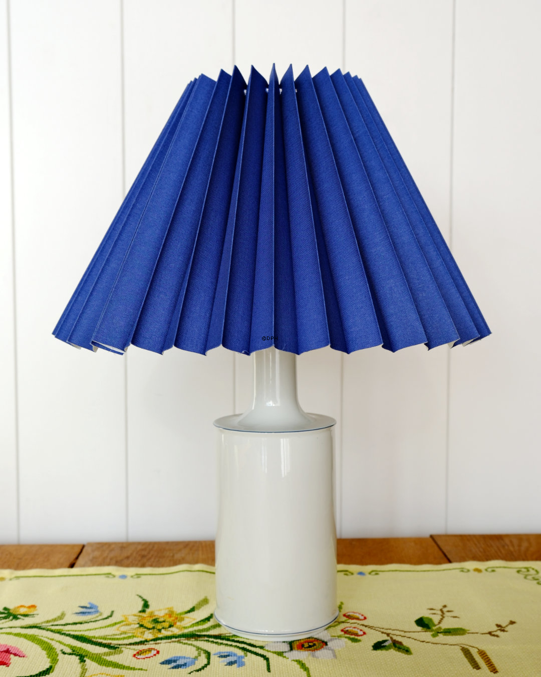 Pleated lamp shade of blue chintz fabric, sidelength 23cm