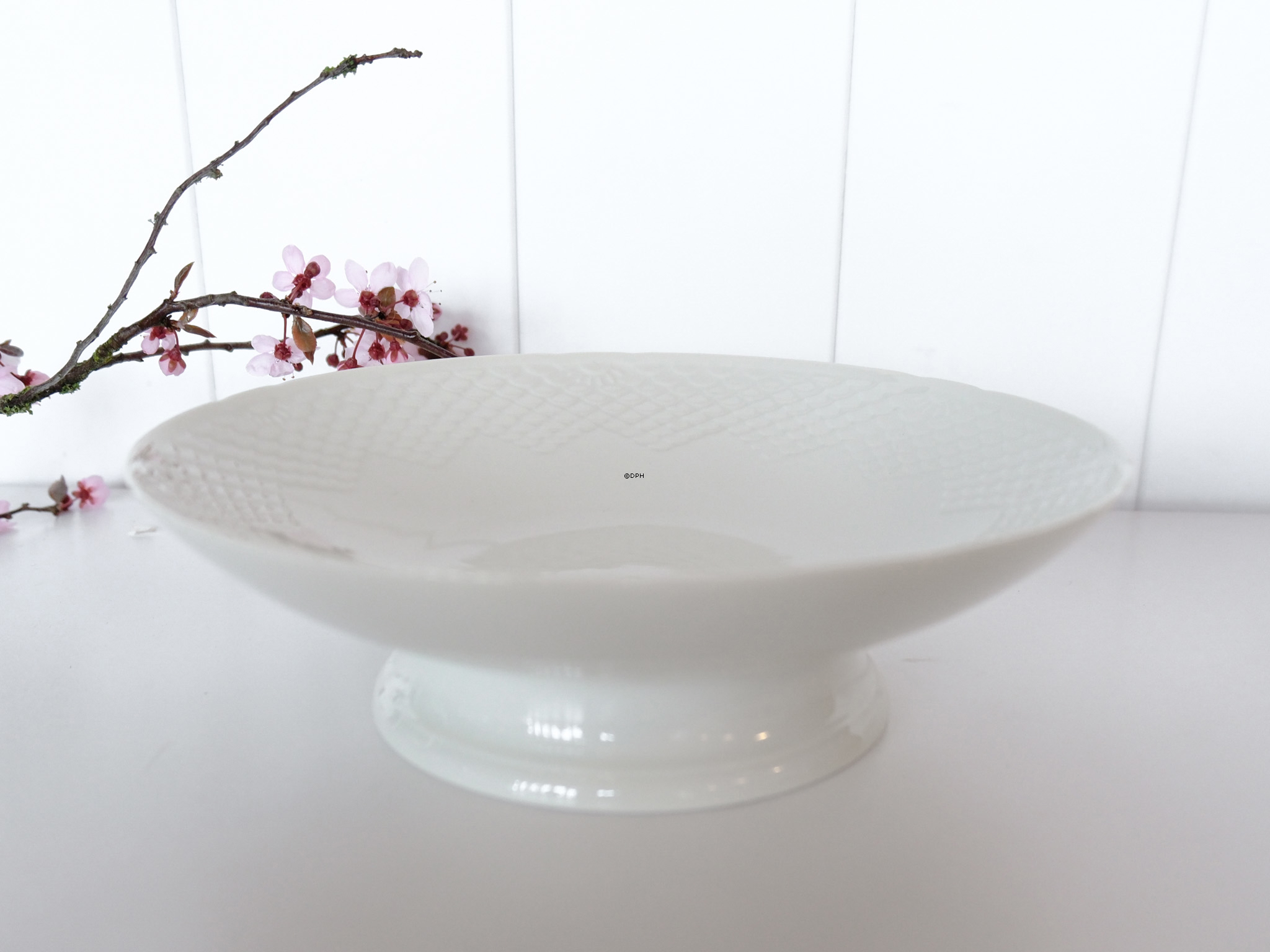 White Elegance (with scale pattern like the Seagull service) cake stand (compote) no. 206, Bing & Groendahl