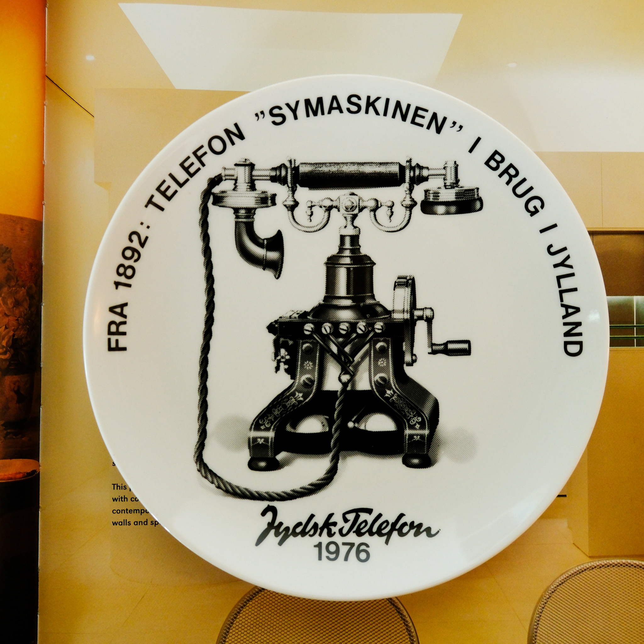 Telephone plates with various motifs, complete set of 18 pieces.
