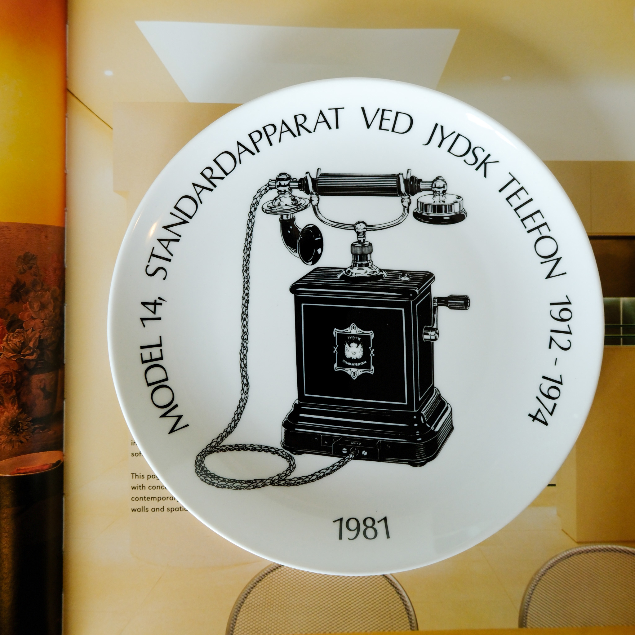 Telephone plates with various motifs, complete set of 18 pieces.