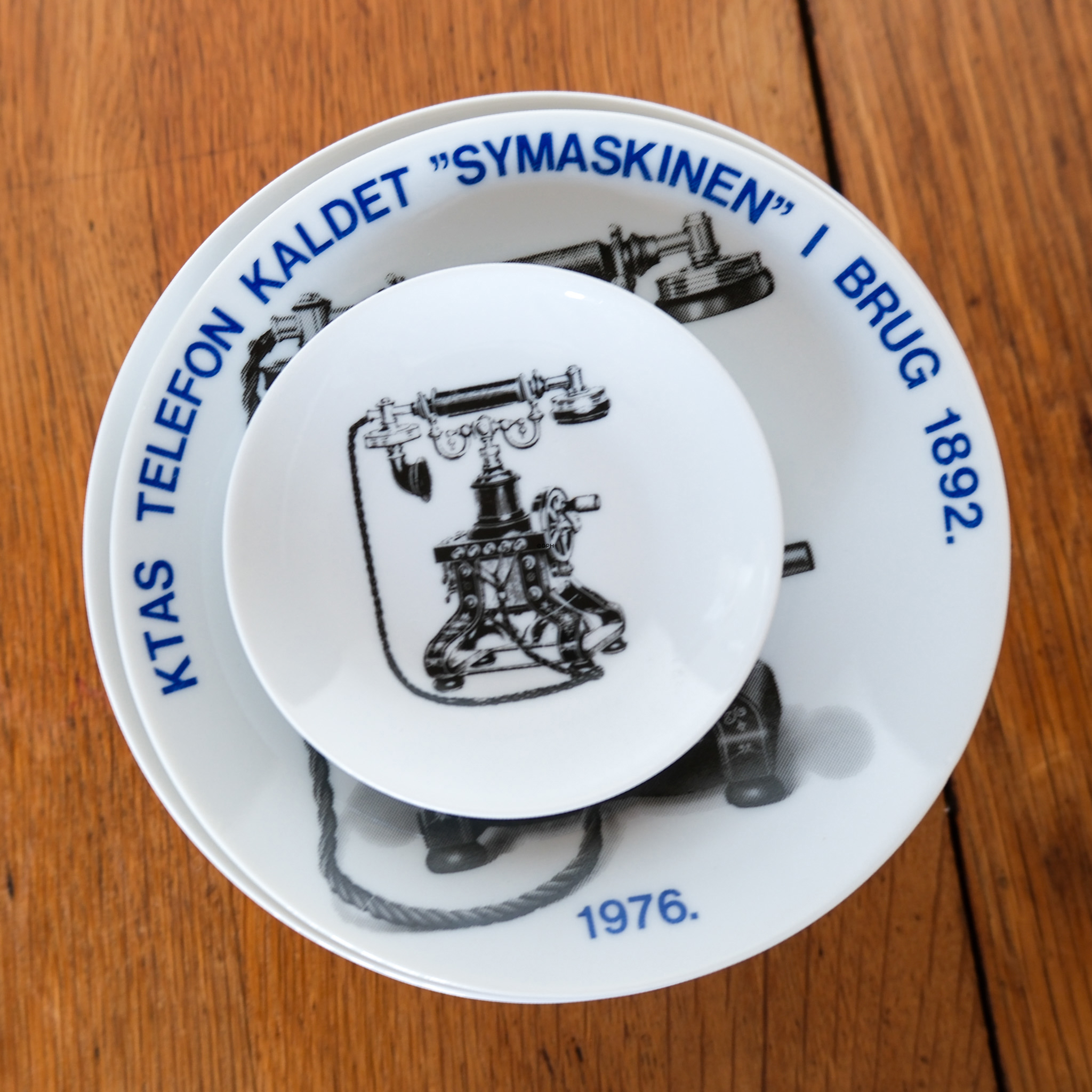 Telephone plates with various motifs, complete set of 18 pieces.