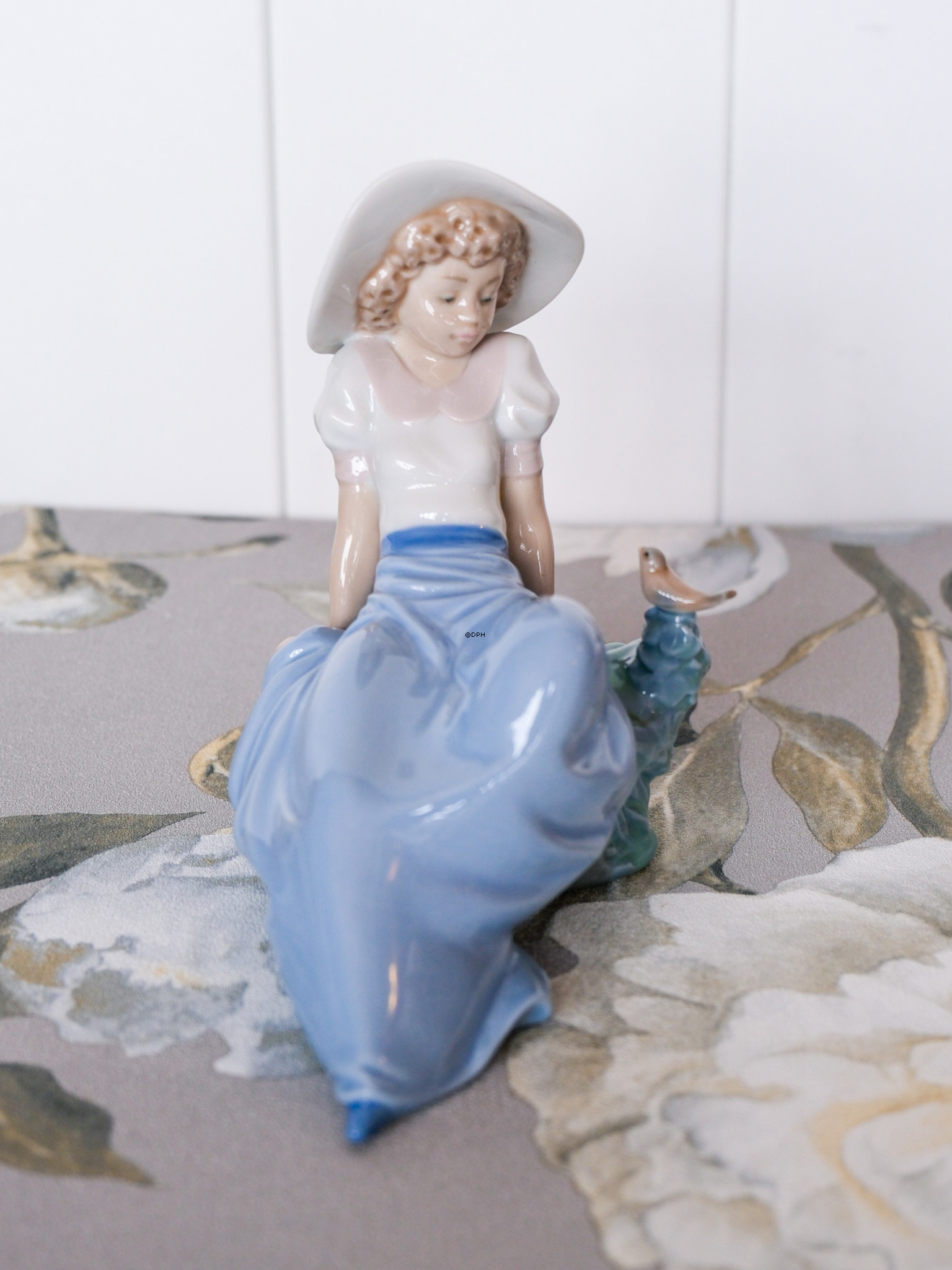 Lladro Nao figurine no. 1042, Girl with Bird