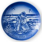 Walking at the beach 1991, Desiree Mother's Day plate Svend Jensen of Denma...