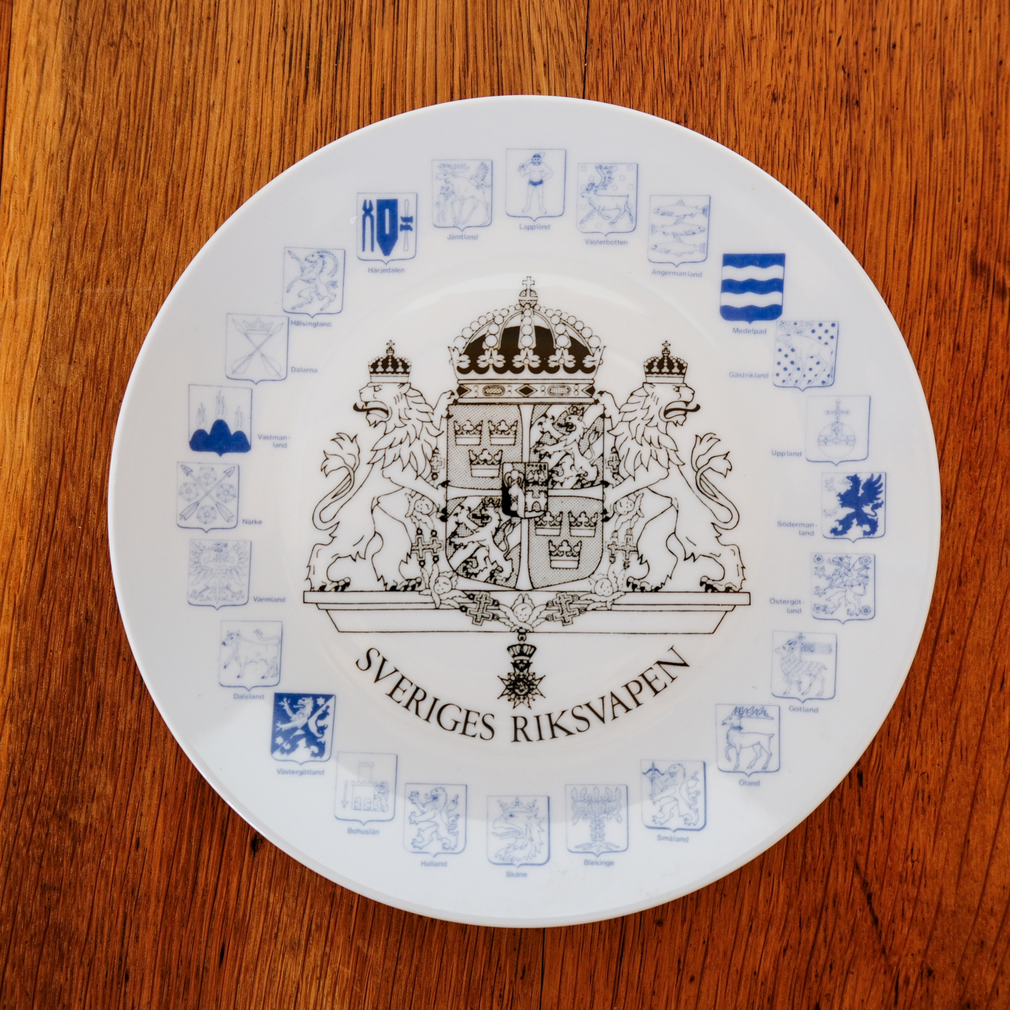 Elgporslin Swedish Commemorative Plate Swedish national arms