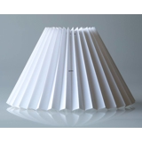Pleated lamp shade of white chintz fabric, sidelength 27cm
