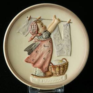 Hummel Little homemakers No. 2 Girl Hanging the Laundry | Year 1989 | No. H1002 | DPH Trading