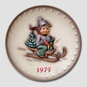 Hummel Annual plate 1975 with boy on sleigh | Year 1975 | No. HA1975 | Alt. HÅ750 | DPH Trading