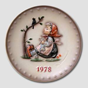 Hummel Annual plate 1978 with girl knitting and singing with the birds | Year 1978 | No. HA1978 | Alt. HÅ780 | DPH Trading