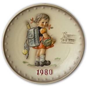 Hummel Annual Plate 1980 Girl with school bag on her way to school | Year 1980 | No. HA1980 | Alt. HÅ800 | DPH Trading