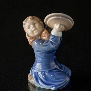 Girl with pot-lid, Royal Copenhagen figurine No. 3677 | No. R3677 | DPH Trading
