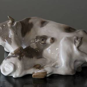 Cow with calf, Royal Copenhagen figurine | No. R800 | DPH Trading