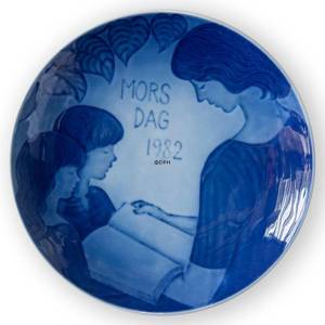 1982 Royal Copenhagen Mothers Day plate, Motherhood | Year 1982 | No. RM1982 | Alt. KM820 | DPH Trading